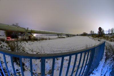 Ma voiture sous un pipeline_5537566133_l.jpg